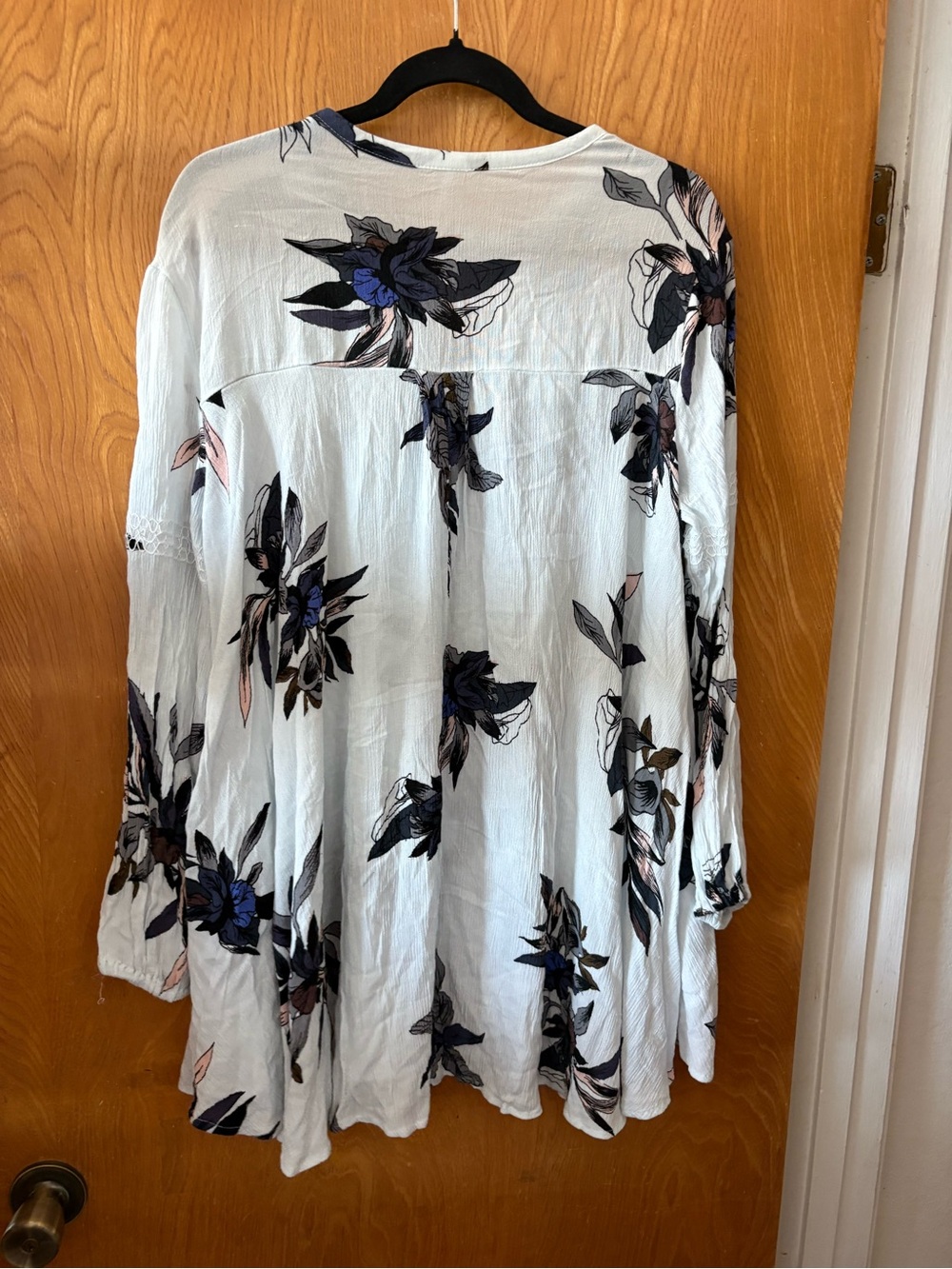 Free People Tree swing White Floral Button-Front Tunic with Navy Accents L - Picture 10 of 10